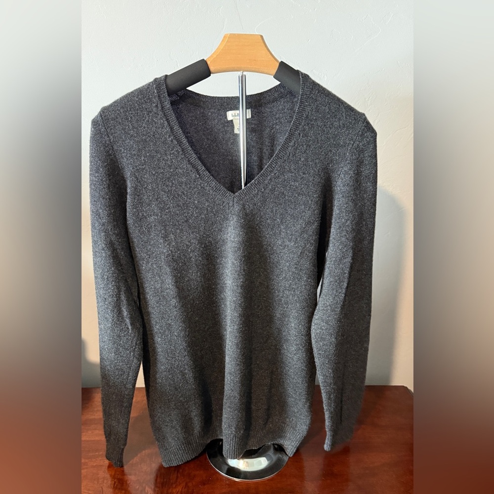 LL Bean Women’s V-Neck cashmere sweater XL